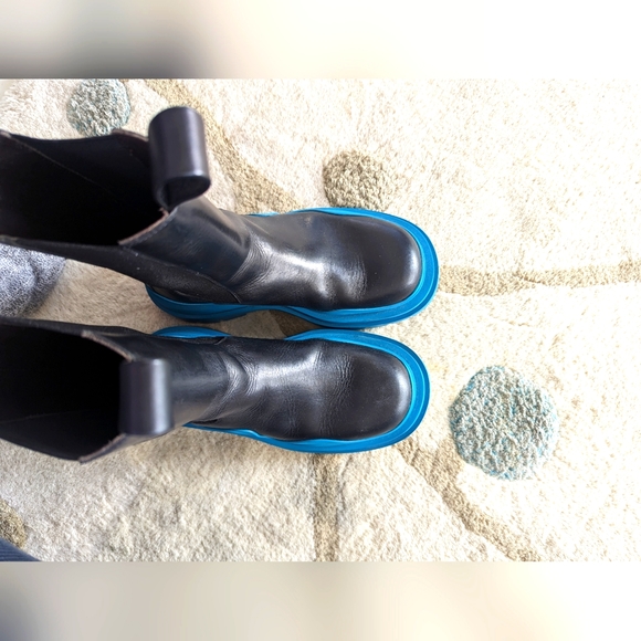 Bottega Veneta blue Tire Chelsea Boots - Picture 3 of 11